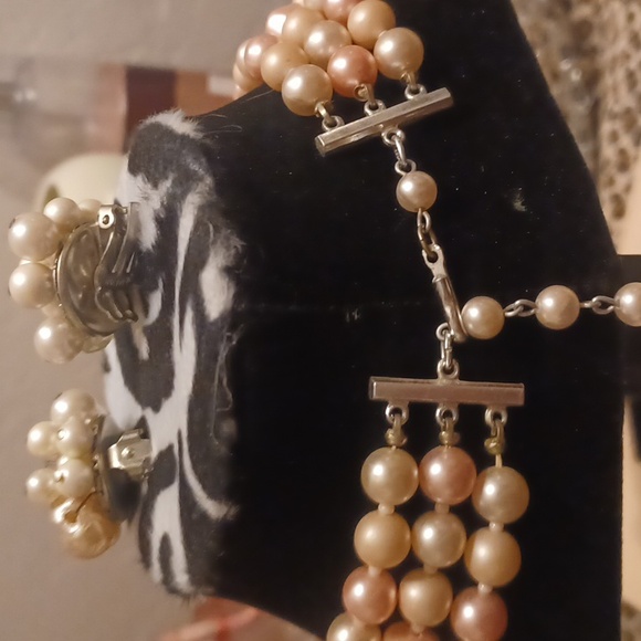 Pretty in pink triple strand necklace and earrings - Picture 4 of 4